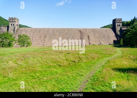 Debout sous le fond du célèbre barrage de Derwent dans la vallée de Hope, Derbyshire Banque D'Images