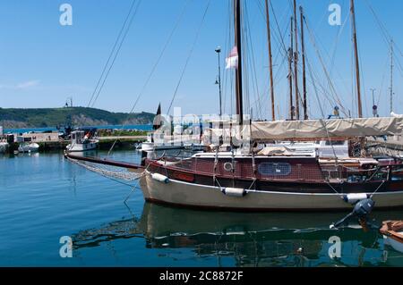 IZOLA, SLOVÉNIE - 16 JUILLET 2020 : Marina Izola-valobran. Vieux yachts rétro et bateaux garés au quai. Vacances sur la mer Adriatique.Izola, Slovénie. Banque D'Images