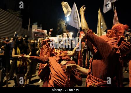 Jérusalem, ISRAËL 21 juillet 2020 : des manifestants qui défilent à travers le Parlement israélien Knesset tandis que des milliers se rassemblent une fois de plus dans une manifestation exigeant la démission du Premier ministre Benjamin Netanyahu à la lumière des inculpations de corruption qui l'ont été contre lui le 21 juillet 2020 à Jérusalem, en Israël. Crédit : Eddie Gerald/Alay Live News Banque D'Images