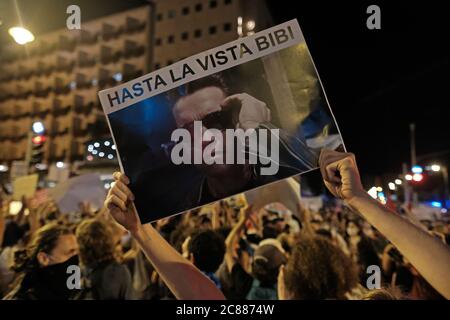 Jérusalem, ISRAËL 21 juillet 2020: Un manifestant tient une pancarte portant la mention « Hasta la Vista BIBI » alors que les manifestants affrontent la police alors que des milliers de manifestants se rassemblent une fois de plus dans une manifestation exigeant la démission du Premier ministre Benjamin Netanyahu à la lumière des inculpations de corruption qui lui ont été inculpations le 21 juillet 2020 à Jérusalem, en Israël. Crédit : Eddie Gerald/Alay Live News Banque D'Images