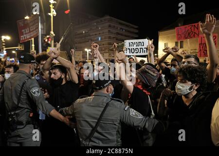 Jérusalem, ISRAËL 21 juillet 2020 : les manifestants font face à la police alors que des milliers de manifestants se rassemblent à nouveau dans une manifestation exigeant la démission du Premier ministre Benjamin Netanyahu à la lumière des inculpations de corruption qui l'ont été contre lui le 21 juillet 2020 à Jérusalem, en Israël. Crédit : Eddie Gerald/Alay Live News Banque D'Images