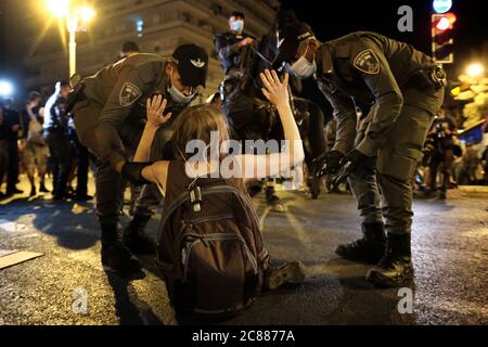 Jérusalem, ISRAËL 21 juillet 2020 : les manifestants font face à la police alors que des milliers de manifestants se rassemblent à nouveau dans une manifestation exigeant la démission du Premier ministre Benjamin Netanyahu à la lumière des inculpations de corruption qui l'ont été contre lui le 21 juillet 2020 à Jérusalem, en Israël. Crédit : Eddie Gerald/Alay Live News Banque D'Images