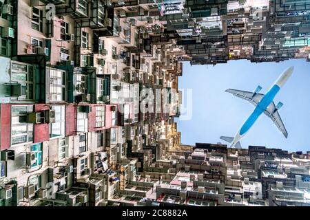 L'avion survole la résidence montagnarde près de Tai Koo à Hong Kong. Vieux bâtiment rétro surpeuplé Banque D'Images