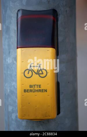 Sägeliche für Radfahrer an einer Ampel Banque D'Images