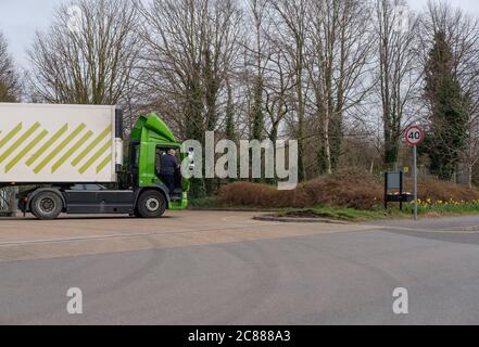 Un camion de distribution de supermarché britannique bien connu, qui est garé à l'arrière de l'entrée, livre des produits d'épicerie et des marchandises au magasin. Banque D'Images