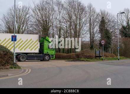 Un camion de distribution de supermarché britannique bien connu, qui est garé à l'arrière de l'entrée, livre des produits d'épicerie et des marchandises au magasin. Banque D'Images