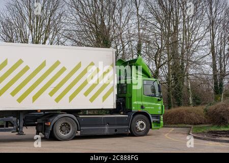 Un camion de distribution de supermarché britannique bien connu, qui est garé à l'arrière de l'entrée, livre des produits d'épicerie et des marchandises au magasin. Banque D'Images