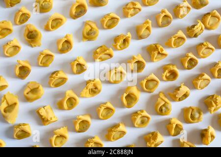 Table de tortellini artisanaux italiens Banque D'Images