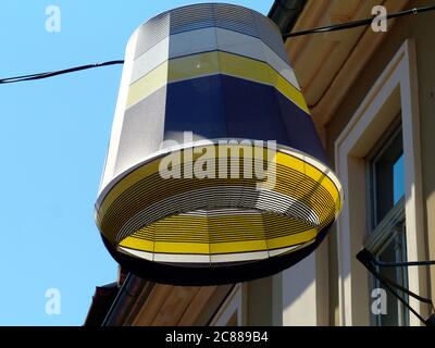 Ambiance festonné et estivale de la lampe extérieure en toile colorée, lanternes ou lamion au-dessus de la rue publique dans une ville pittoresque d'Europe Banque D'Images