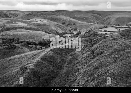 Vue vers le long Mynd depuis les remparts du fort de la colline préhistorique à Caer Caradoc, près de l'église Stretton, Shropshire Banque D'Images