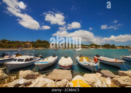 Bateaux à Laganas port sur l'île de Zakynthos, Grèce Banque D'Images