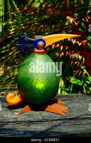 Matakana, Nouvelle-Zélande - décembre 2019 : parc de sculptures Sculpture. Drôle de sculpture de jardin représentant un oiseau non identifié, peut-être kiwi. Verre et métal Banque D'Images