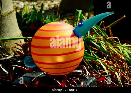 Matakana, Nouvelle-Zélande - décembre 2019 : parc de sculptures Sculpture. Drôle de sculpture de jardin représentant un oiseau non identifié, peut-être kiwi. Verre et métal Banque D'Images