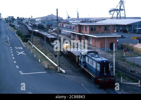 Une locomotive diesel Emu Bay Railway shunting wagons à Burnie, Tasmanie, Australie. 1988 Banque D'Images