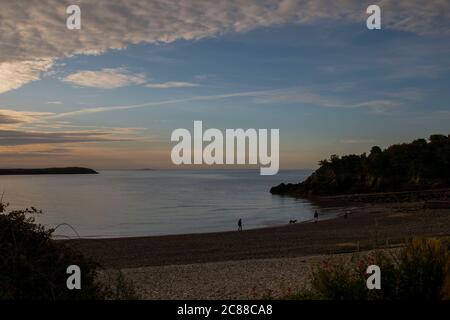 Barry, pays de Galles, Royaume-Uni. 22 juillet 2020. Les gens font de l'exercice avec leurs chiens pendant que le soleil se lève sur la Knap près de l'île Barry, tandis que le pays de Galles profite d'un beau temps d'été. Crédit : Mark Hawkins/Alay Live News Banque D'Images