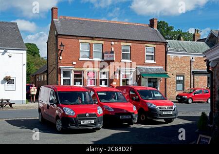 Bureau de poste et Royal Mail Vans à Easingwold, Hambleton, North Yorkshire, Angleterre Banque D'Images