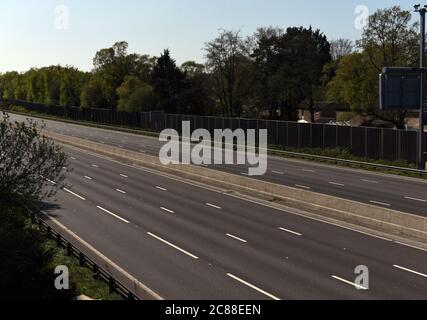 L'autoroute M3 de Surrey est complètement vide Photo prise lors du premier verrouillage Covid-19 de 2020 Banque D'Images