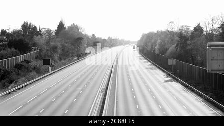 Camberley, Surrey, Royaume-Uni - 8 avril 2020 : une autoroute vide lors du premier confinement de la COVID-19 en 2020 Banque D'Images