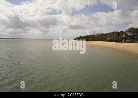 Plage idyllique avec ciel bleu tropical et sable doré, Hervey Bay, Queensland, Australie Banque D'Images