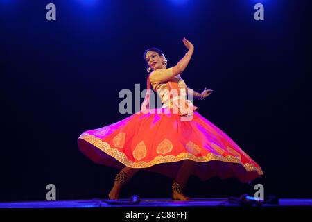 De magnifiques danseuses kathak dansant Banque D'Images