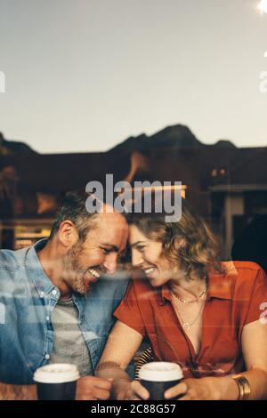 Couple amoureux sur une date. Couple romantique assis ensemble dans un café. Banque D'Images