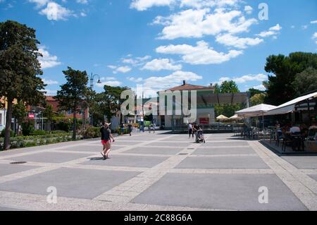 IZOLA, SLOVÉNIE - JUILLET 16 2020 : vue du matin sur la place avec de beaux bâtiments d'Izola, Slovénie Banque D'Images