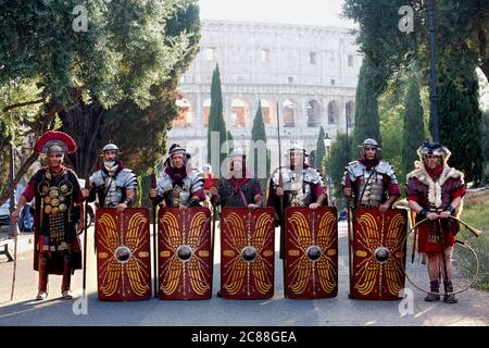 Les légionnaires du 1er et 2ème siècle av. J.-C. du plus célèbre groupe de reconstitution romaine, le Gruppo Storico Romano, posent devant le Colisée pendant l'événement ' Banque D'Images