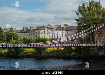 Pont suspendu de South Portland Street au-dessus de la rivière Clyde avec Carlton place en arrière-plan à Glasgow, en Écosse Banque D'Images