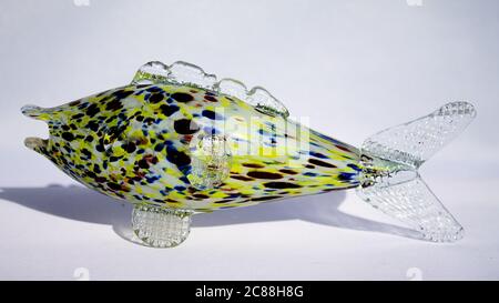 Un poisson très coloré en verre. Bouche soufflée de Murano. Banque D'Images