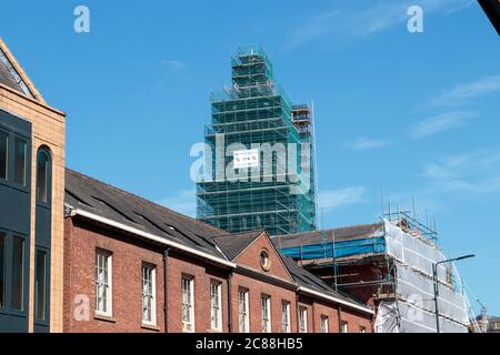Vue sur la tour de l'horloge de l'hôtel de ville de Leeds pendant les travaux de rénovation Banque D'Images