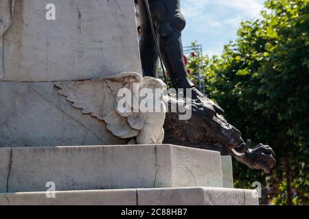 Vue sur les statues de Owl au coin du Cenotaph sur le Headrow, Leeds Banque D'Images