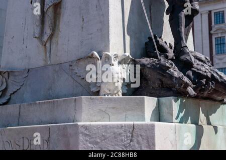 Vue sur les statues de Owl au coin du Cenotaph sur le Headrow, Leeds Banque D'Images
