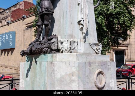 Vue sur les statues de Owl au coin du Cenotaph sur le Headrow, Leeds Banque D'Images