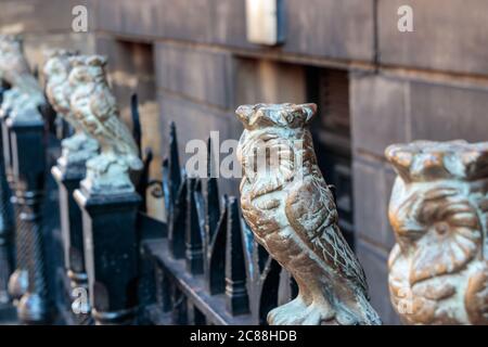 Vue sur les sculptures de Leeds Owl sur le dessus des rambardes à l'extérieur de la bibliothèque centrale Banque D'Images