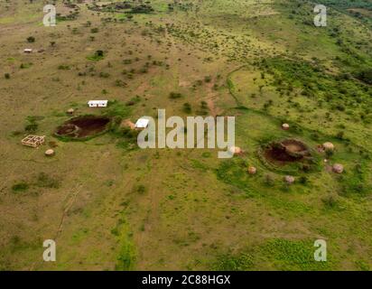 Vue de dessus sur un village traditionnel de Masai près de MTO wa Mbu. Arusha, Tanzanie Banque D'Images