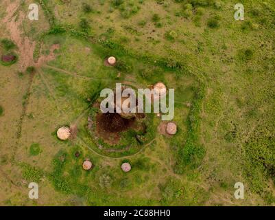 Vue de dessus sur un village traditionnel de Masai près de MTO wa Mbu. Arusha, Tanzanie Banque D'Images