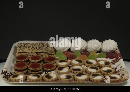 Assortiment de gâteaux au chocolat, confiture, confiture, purée, guimauves sur un plateau, Banque D'Images