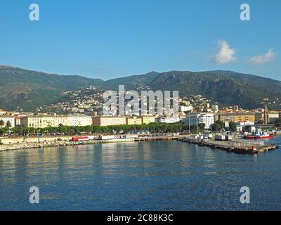 FRANCE, CORSE, BASTIA, 23 JUIN 2017 : vue de la mer sur le port de Bastia et les collines environnantes et le fond bleu du ciel Banque D'Images