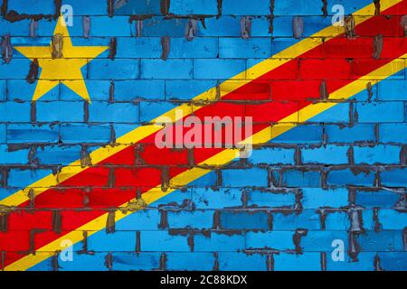 Le drapeau national de la République démocratique du Congo peint sur un mur de blocs de sibit avec du ciment . Le symbole du pays. Banque D'Images