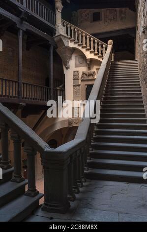 Cour intérieure du château médiéval des Comtes de Guidi, ou Castello dei Conti Guidi, à Poppi, Toscane, Italie. L'escalier balustradé a été créé en 1477 par l'architecte et sculpteur Jacopo di Baldassarre Turriani, pour relier les étages supérieurs de la forteresse originale à ses ajouts ultérieurs. Le château fut construit en 1274 pour le comte Simone di Battifolle, chef de la famille Guidi. Le dernier comte de Guidi, Francesco, cédera Poppi à la République florentine en 1440. Banque D'Images