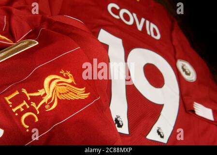 Image générique. Montre le maillot du FC Liverpool avec le nom de Covid et le numéro 19 pour célébrer la saison des victoires de première ligue 2019 2020. 1er titre pour 30 ans Banque D'Images
