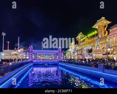 Vue colorée sur le village global de Dubaï, l'une des attractions les plus célèbres de la ville, avec ses divertissements et ses magasins issus de cultures multiples Banque D'Images