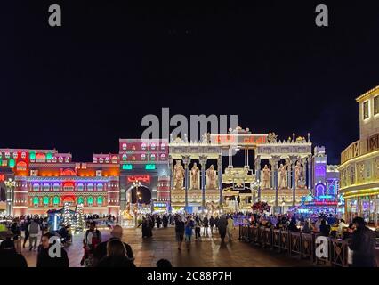 Vue colorée sur le village global de Dubaï, l'une des attractions les plus célèbres de la ville, avec ses divertissements et ses magasins issus de cultures multiples Banque D'Images