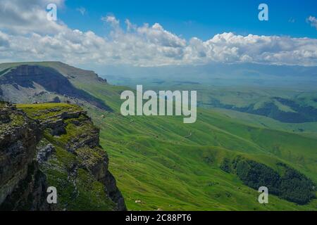 Magnifique plateau de Bermamyt. Caucase région d'Elbrus en Russie Paysage d'été avec prairie verte, ciel dramatique Banque D'Images