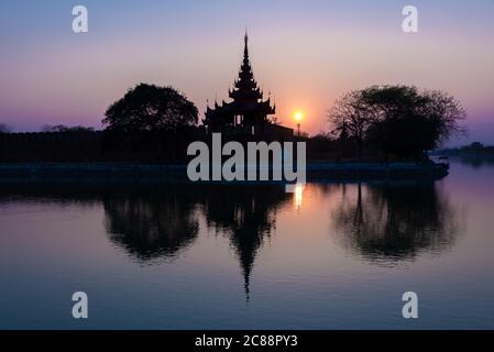 Palais royal au coucher du soleil avec reflets d'eau à Mandalay Birmanie, Myanmar Banque D'Images