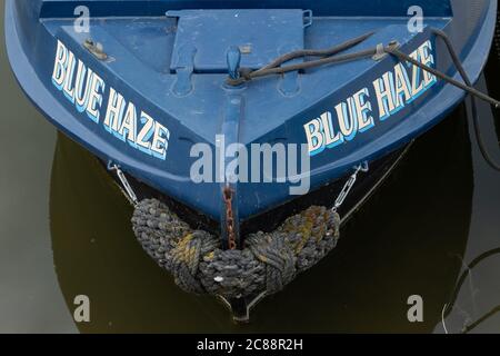 Vue de face d'un bateau étroit bien entretenu, vu amarré dans une voie navigable intérieure. Un garde-boue avant est visible pour éviter d'endommager le navire. Banque D'Images