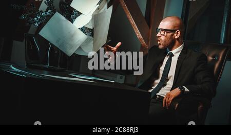 Handsome man throwing documents Banque D'Images