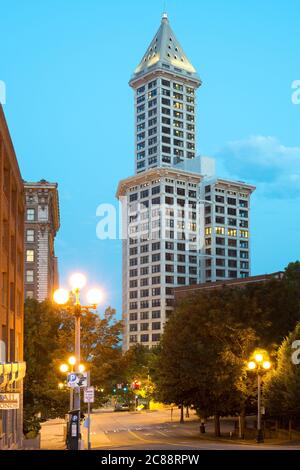 Quartier Pioneer Square, Seattle, Washington State, États-Unis - vue sur la Smith Tower, le plus ancien gratte-ciel de la ville. Banque D'Images