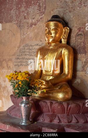 Statue de Bouddha en position d'or au temple de Sulamani à Bagan, Birmanie Myanmar Banque D'Images