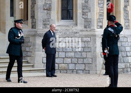 Le duc d'Édimbourg, flanqué du colonel commandant adjoint, le général de division Tom Copinger-Symeas (à gauche) , au château de Windsor lors d'une cérémonie de transfert du colonel en chef des fusils du duc à la duchesse de Cornwall, qui conclura la cérémonie de la Maison Highgrove. Banque D'Images